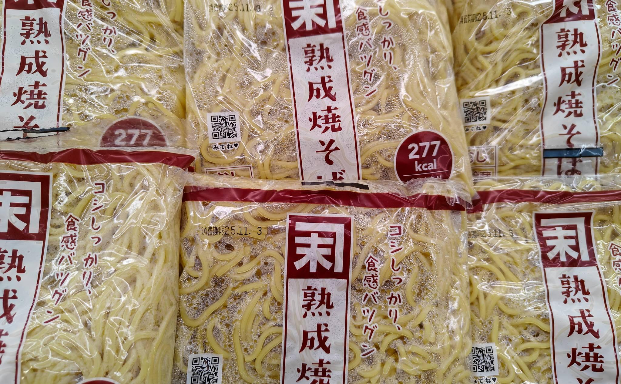 カネスエPBブランドの熟成焼きそば（2025年11月撮影）