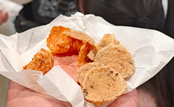 三井アウトレットパーク岡崎店のえびせんべいの里の試食(2025年11月撮影)