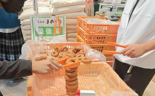 三井アウトレットパーク岡崎店の岡崎マーケットでドーナツ積み上げ(2025年11月撮影)