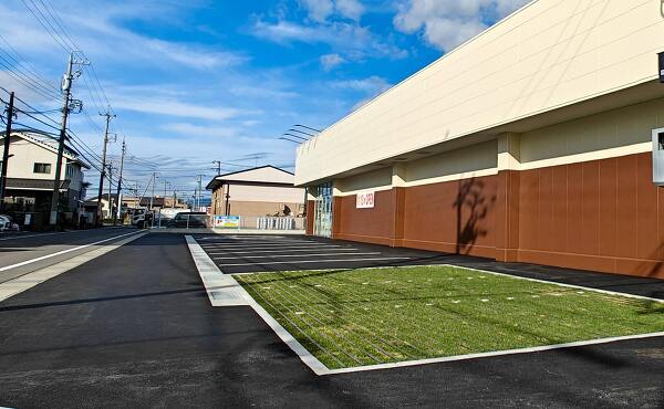 ゲンキーの芝生のある駐車場(2025年11月撮影)