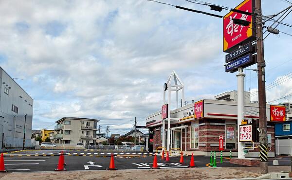 完成したばかりのすき家 岐阜菊水店と駐車場の外観(2025年11月撮影)