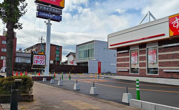 すき家 岐阜菊水店のドライブスルーレーンと店舗外観(2025年11月撮影)