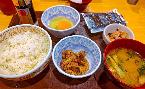 すき家の牛たまかけ朝食(2025年11月撮影)