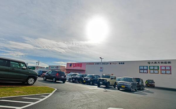 多くの車で活気あるオープン直後のラ・ムー多気店(2025年11月撮影)