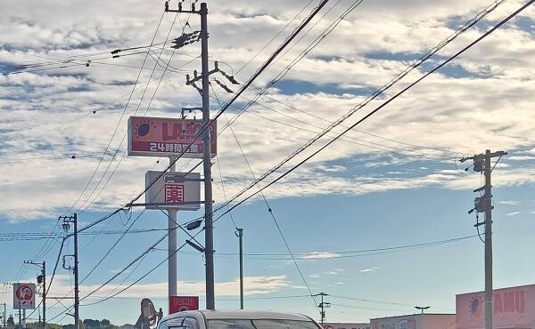 ラ・ムー多気店の24時間営業が書かれたポールサイン(2025年11月撮影)