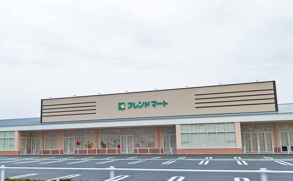 建て替え完成した新フレンドマート南郷店の外観(2025年11月撮影)