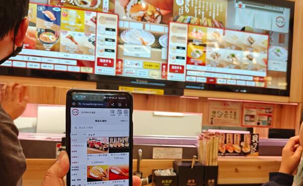 巨大な画面があるデジロー対応のスシローの飲食席の風景(2025年11月撮影)