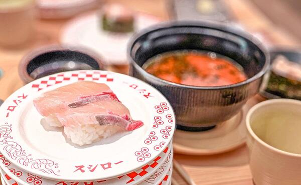 スシローで筆者が食べた味噌汁やお寿司(2025年11月撮影)