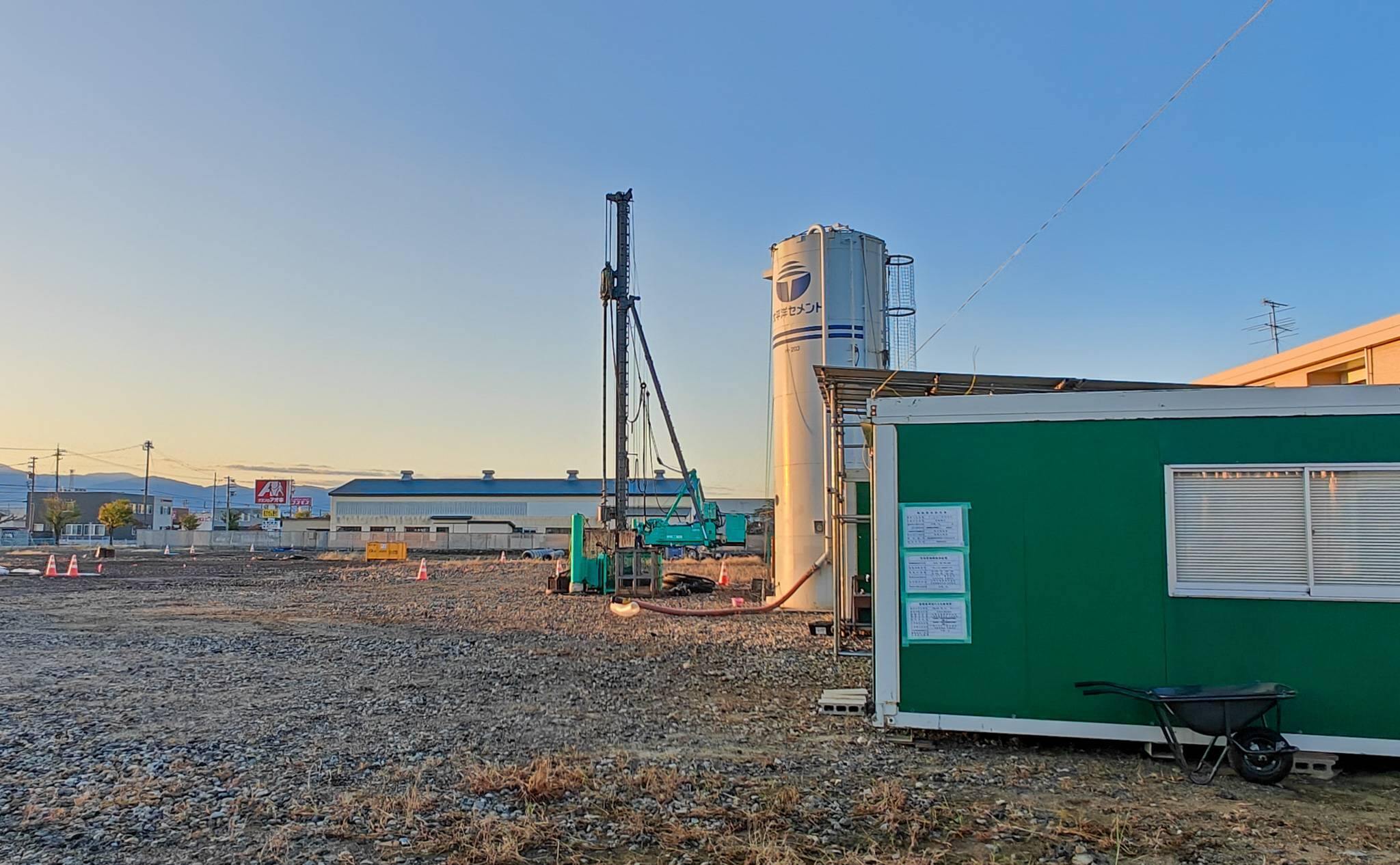 ラ・ムー富山岩瀬店の工事現場に設置された労災保険関係の成立票（2025年11月撮影）