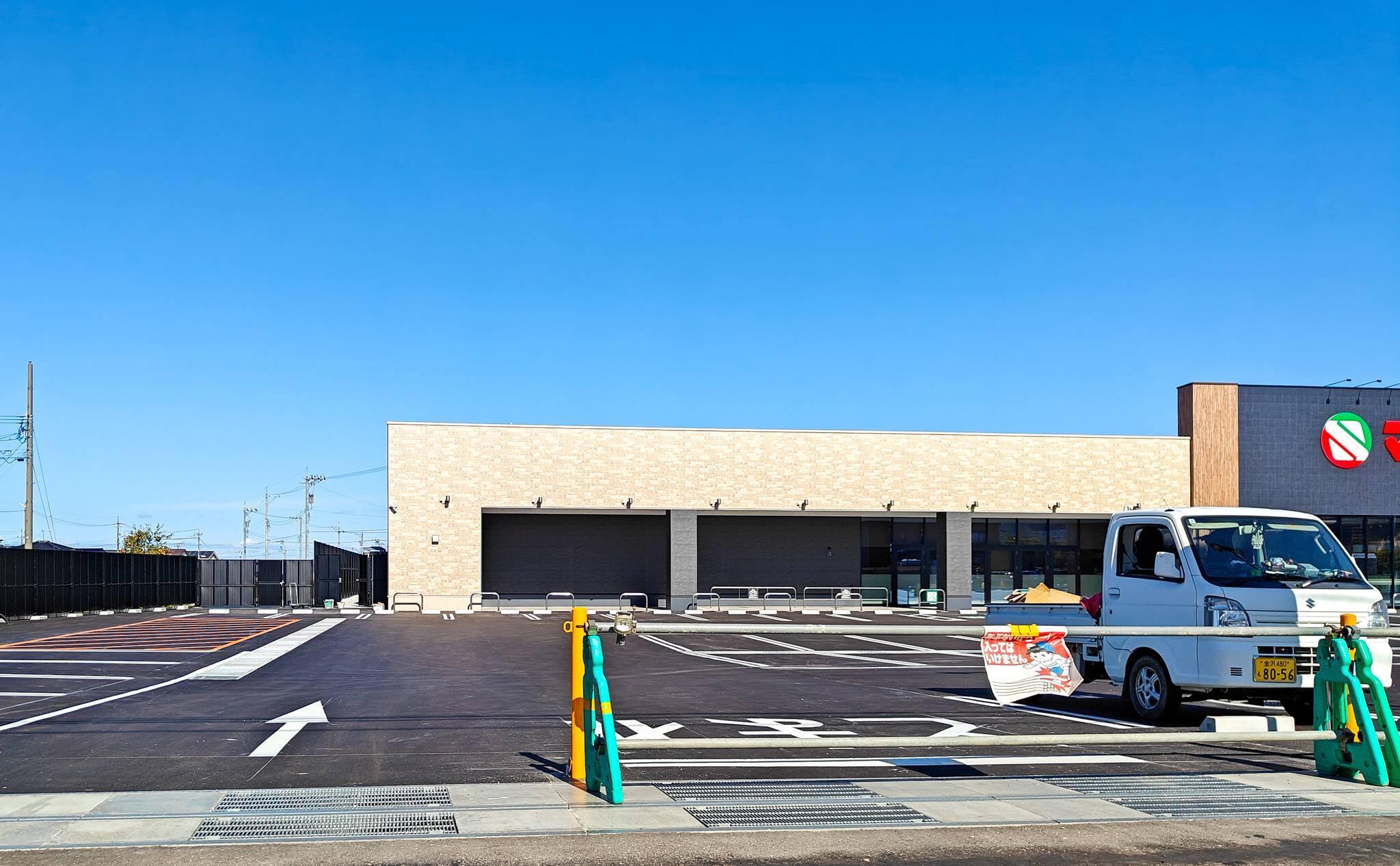 マルエー部入道店の駐車場部分の風景（2025年11月撮影）