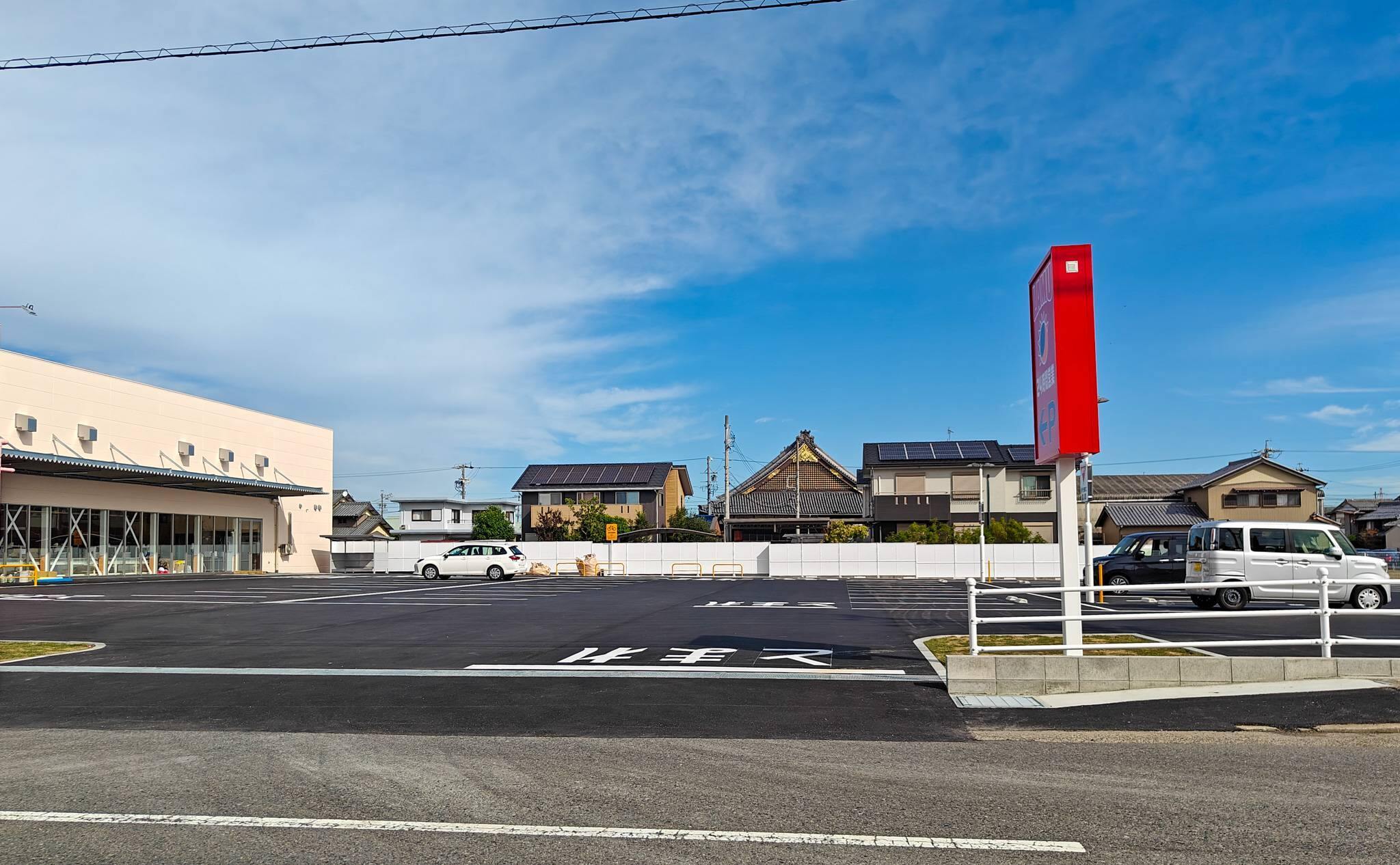 ラ・ムー三重川越店の駐車場の風景（2025年11月撮影）