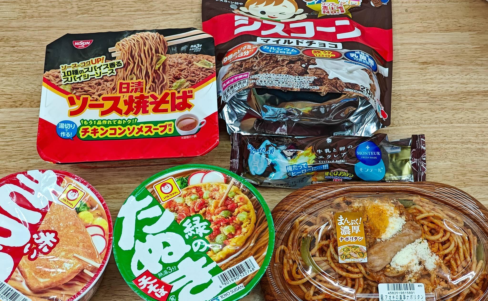クスリのアオキで筆者が購入したカップ麺やシリアルなど（2025年11月撮影）
