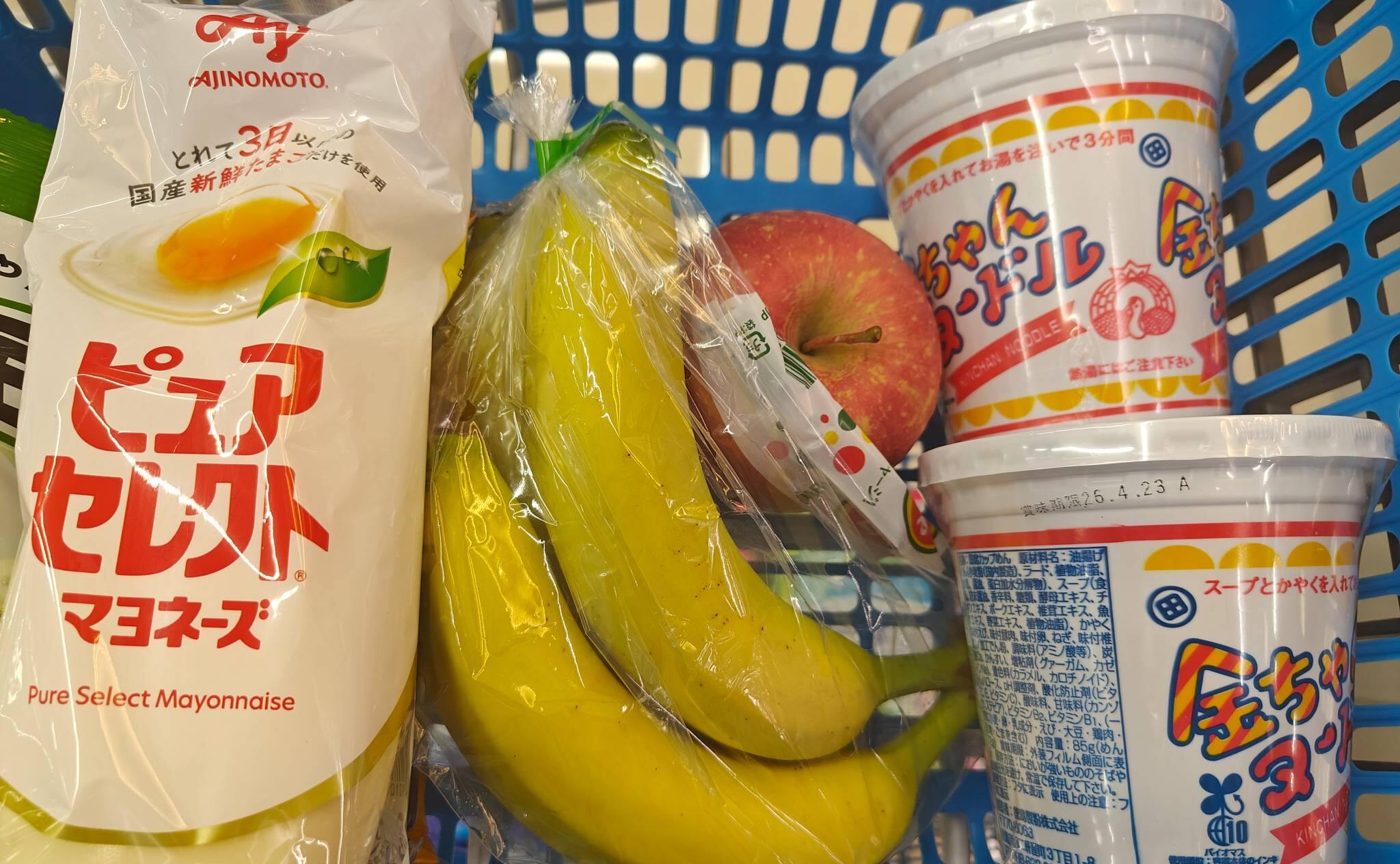 ゲンキーの特売で購入した果物と日配食品（2025年11月撮影）
