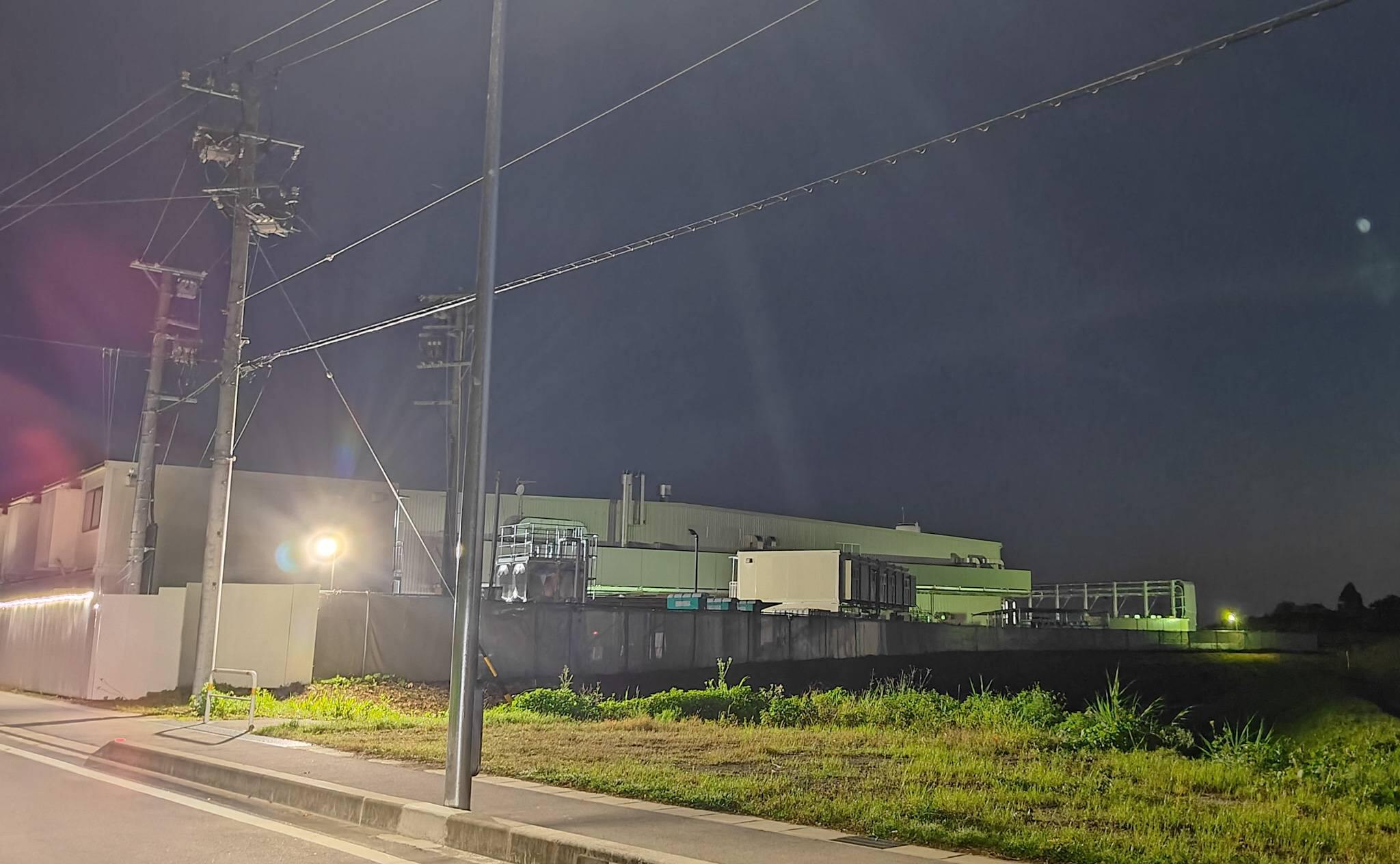 2025年12月から操業を予定している湖池屋中部工場の外観（2025年11月撮影）