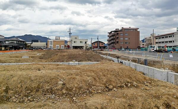 コスモス鷺山新町店の基礎の位置から店舗は南向き(2025年11月撮影)