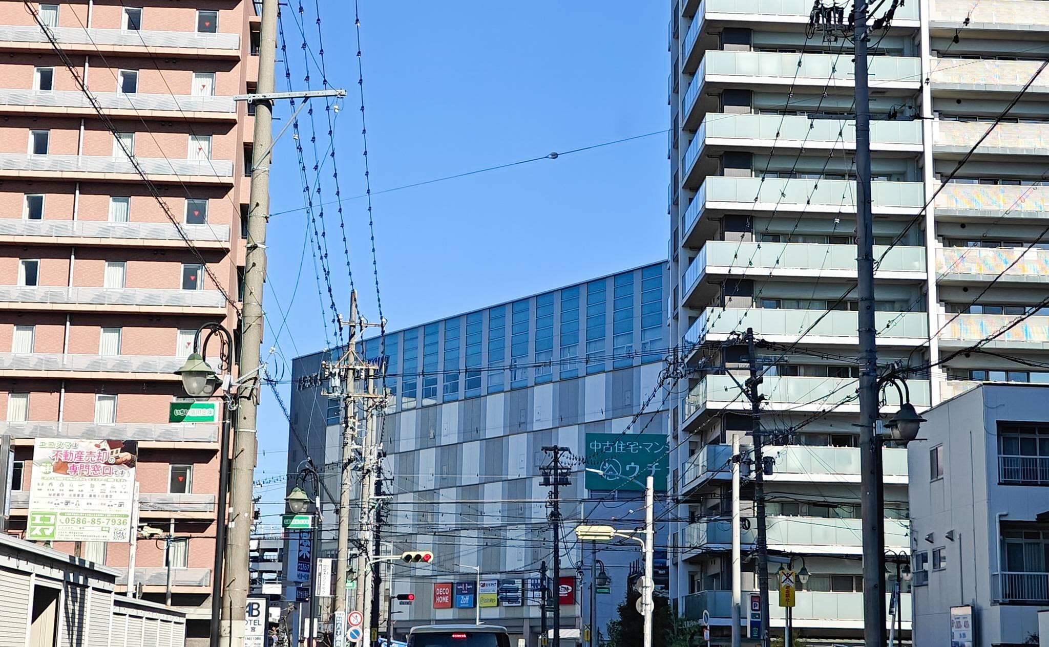道路の隙間からロピア名鉄一宮のイチ＊ビルが見える風景（2025年11月撮影）