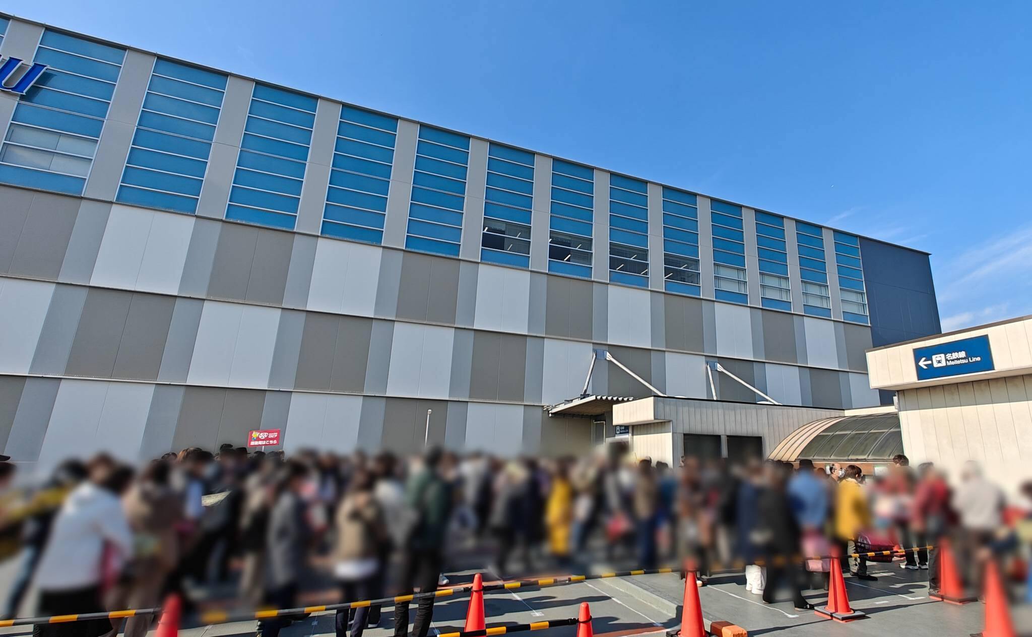 ロピア名鉄一宮店のオープン初日の行列の様子（2025年11月撮影）
