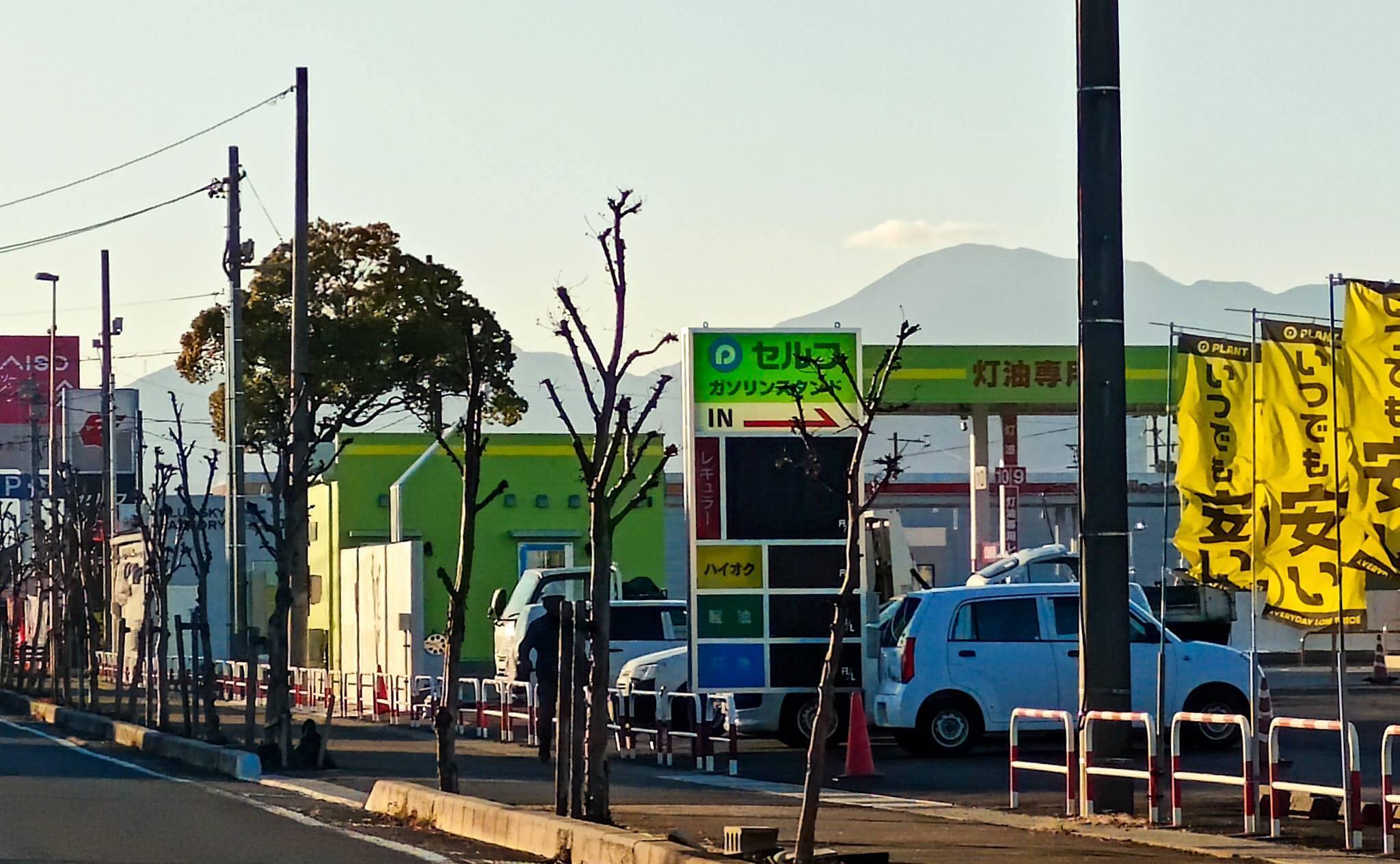 表通りから見えるPLANT GAS 瑞穂給油所の価格電光掲示板（2025年11月撮影）