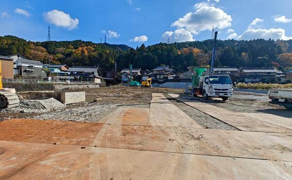 重機が入りゲンキー上石津店の工事が始まっている様子(2025年11月撮影)