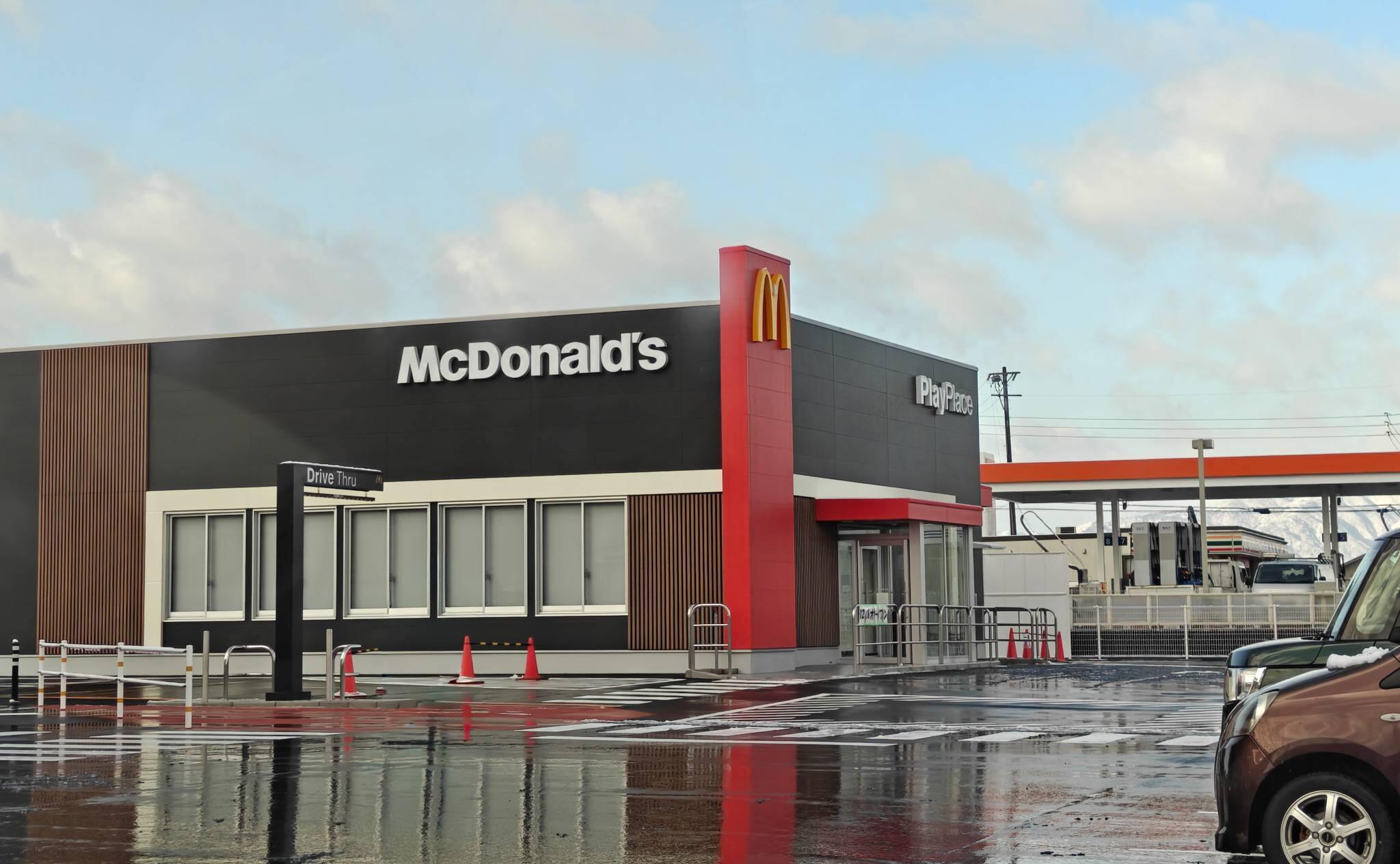 マクドナルド本巣五反田店の店舗外観（2025年12月撮影）