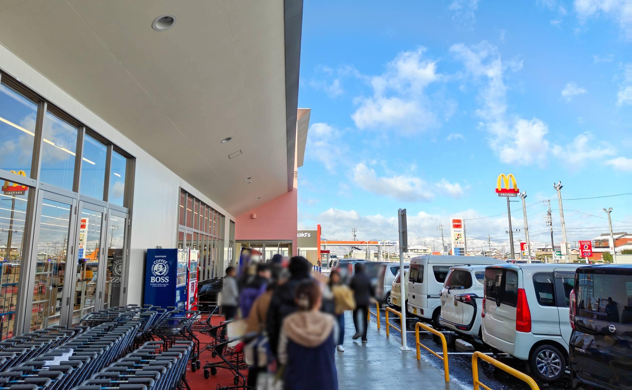 筆者も並ぶラ・ムー本巣五反田店のオープン前の行列（2025年12月撮影）