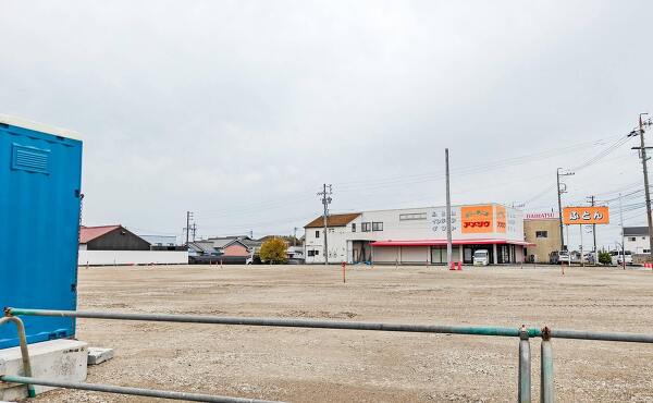 TRIALsmart西尾一色店の広い駐車場の風景(2025年12月撮影)