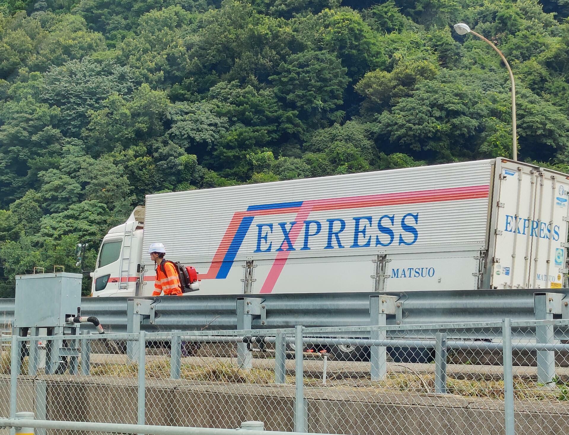 隣の車線をブンブン。の画像