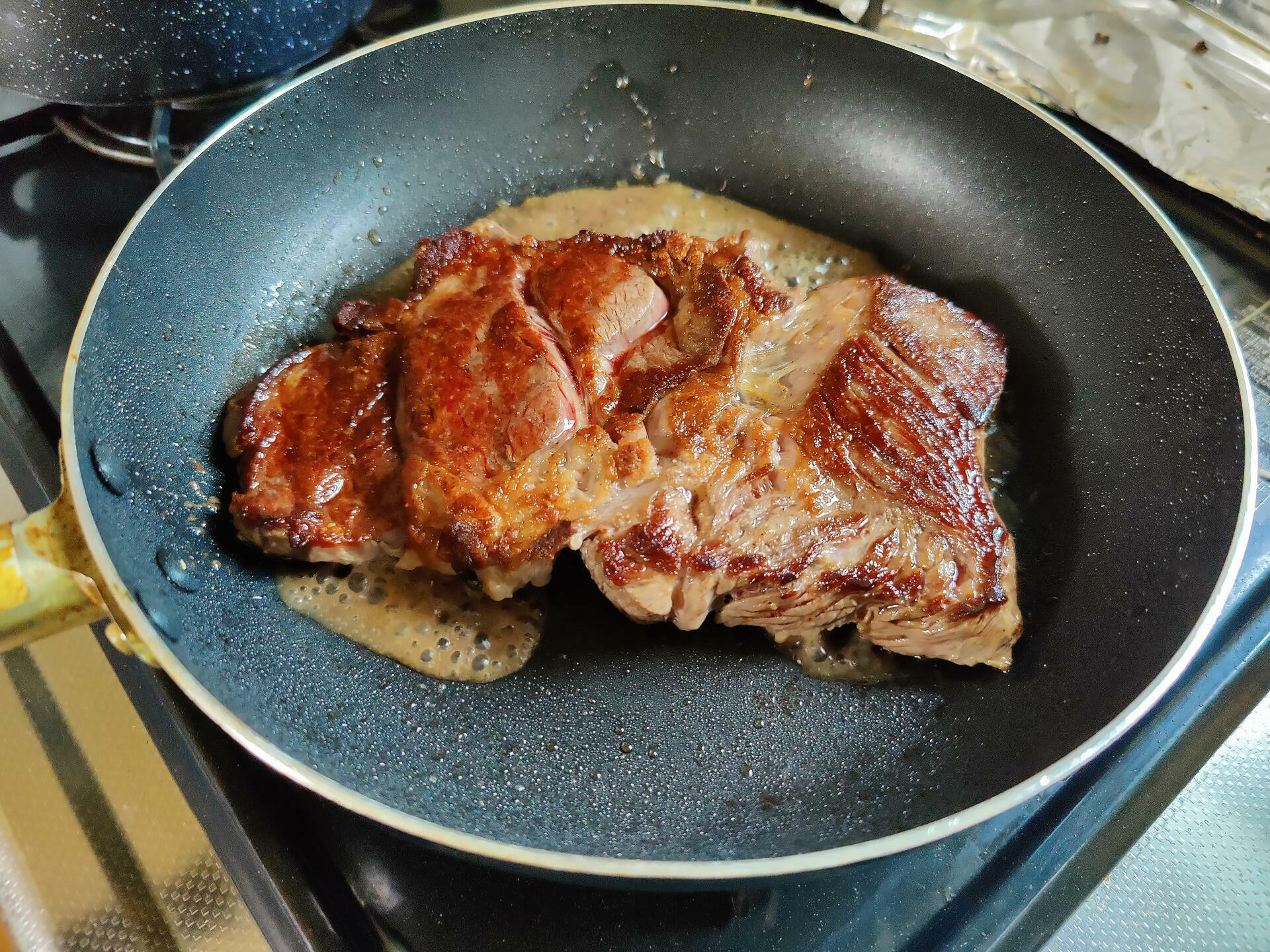 お昼はステーキ焼きましたの画像