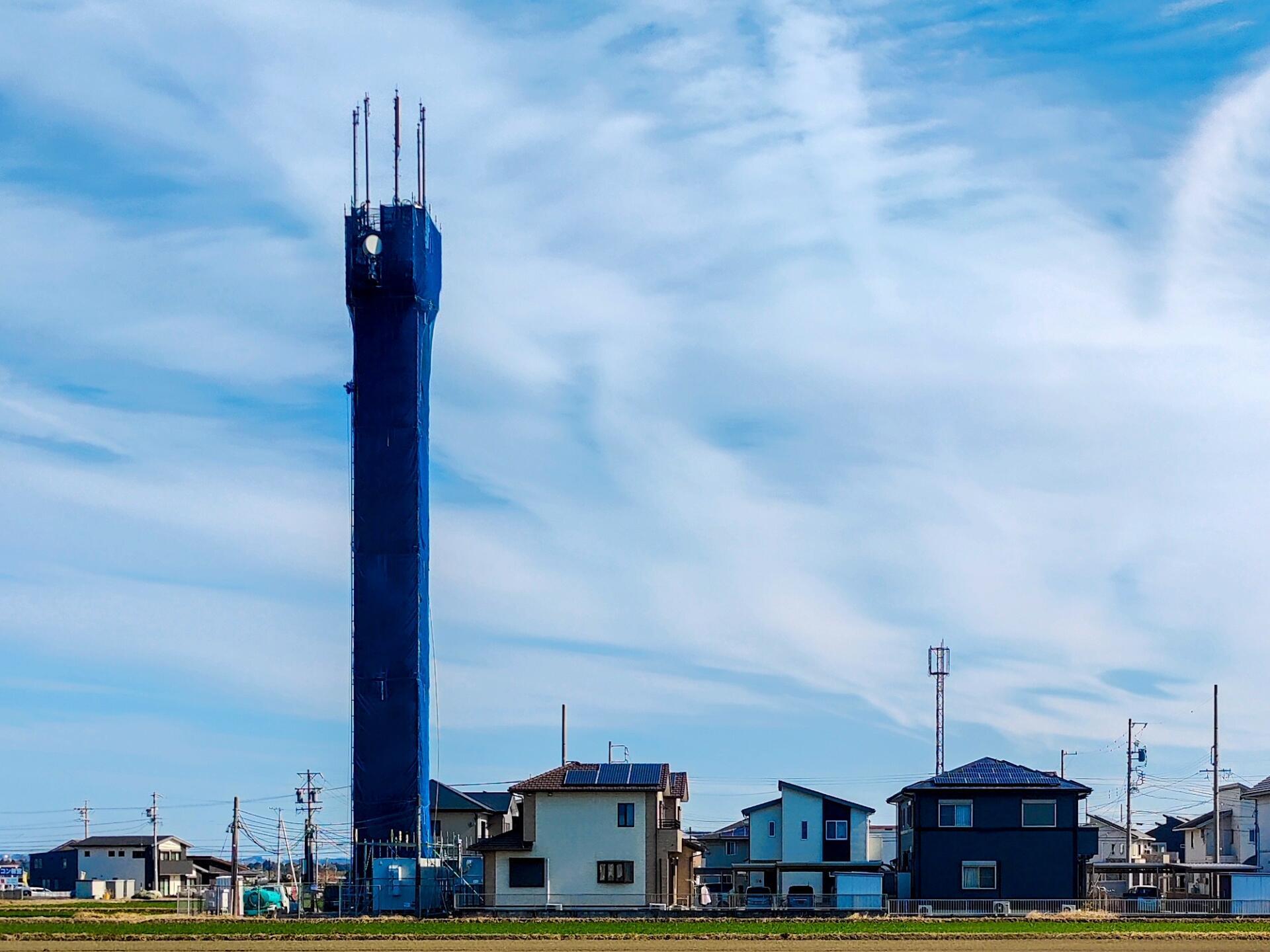 奥側の携帯基地局がの画像