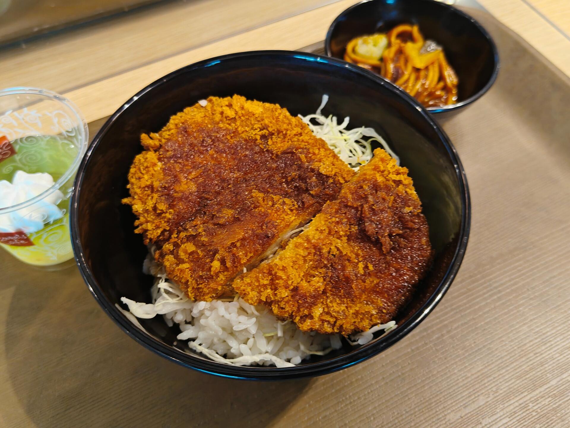 ソースカツ丼はこちら！の画像