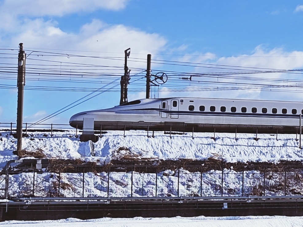 雪景色と新幹線の画像