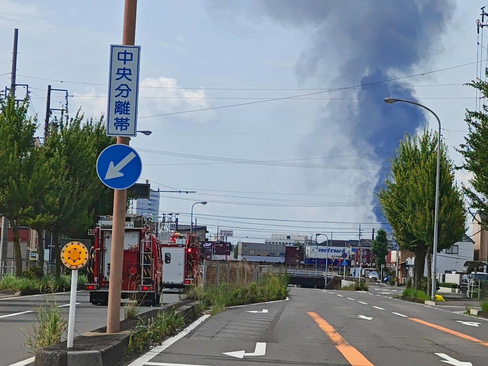 岐阜市の倉庫で火災発生、交通規制実施中の画像