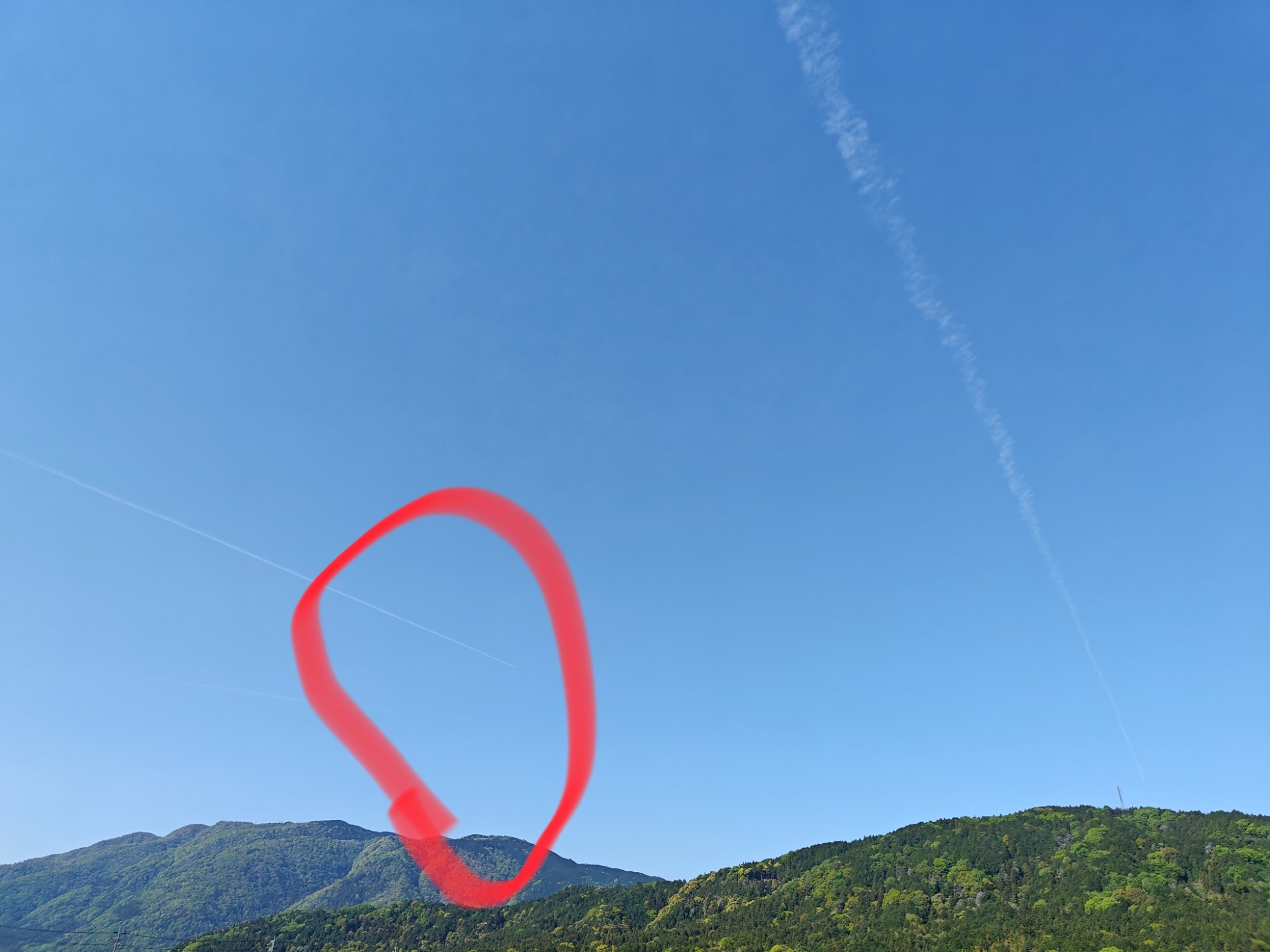 地元の山の上を飛んでるように見えての画像