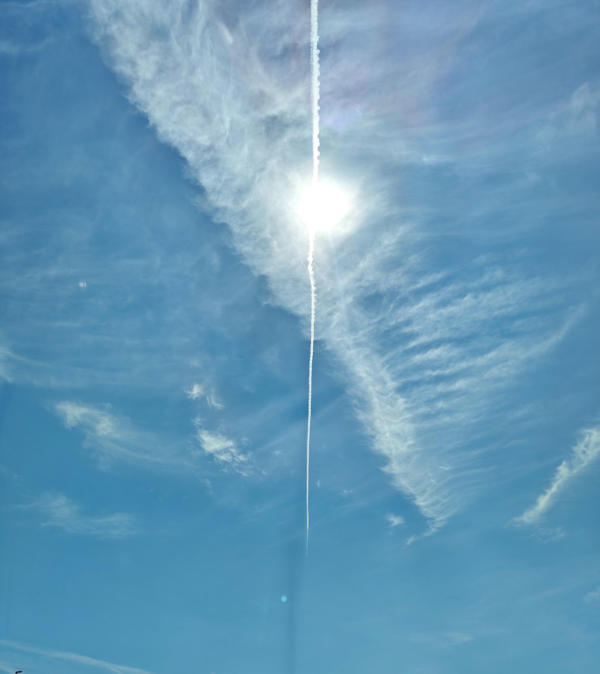 凄い綺麗な飛行機雲の画像