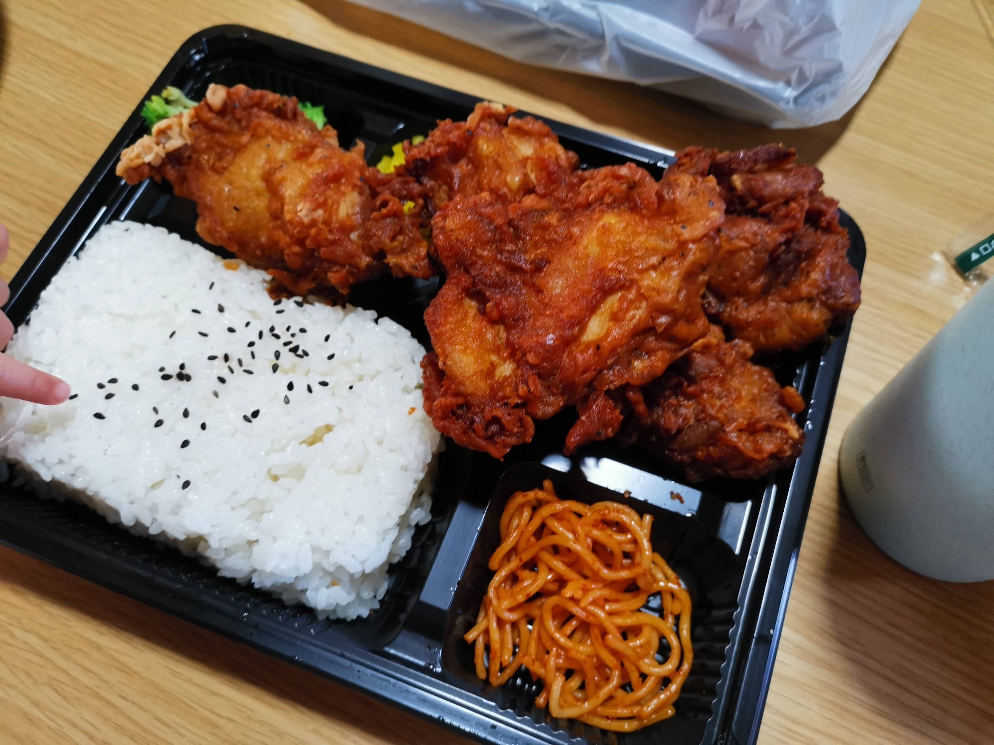 蓋の閉まらない唐揚げ弁当の画像