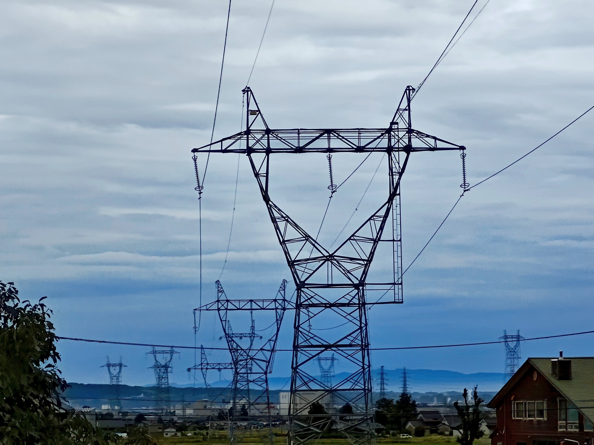北陸の送電線の画像